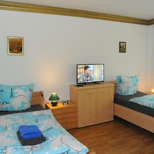 Zimmer mit zwei Einzelbetten